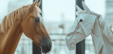 Cheval Vivant Et Sculpture En Origami Se Confrontant, Illustrant La Connexion émotionnelle Entre Les Humains Et Les Chevaux Dans L'équicoaching