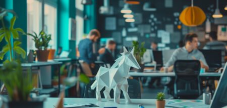 Bureau Dynamique De Startup Avec Une équipe Réunie Autour D'un Cheval Origami Blanc, Réfléchissant à Des Idées Novatrices, Ambiance En Bleu Marine Et Vert Clair, Style Photographique.