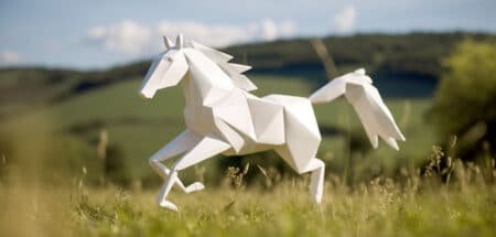 Cheval En Origami Galopant Dans Un Pré